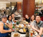 Amanda Liburan dan makan malam bersama keluarga