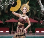Pesona Dalam balutan pakaian adat bali