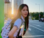 Miyeon tampil menggemaskan bak siswa sekolah