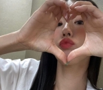 Imutnya Miyeon saat menyapa penggemar