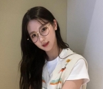 Pakai kacamata, Miyeon gak kalah mempesona