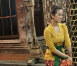Anggun Memakai Pakaian Adat