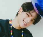 Senyum Manis Ala Woojin