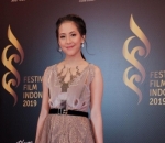 Glamor dengan gaun nude