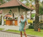 Millen tampil anggun dengan gaun super cerah