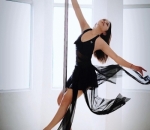 Prilly tekuni <i>pole dance</i>