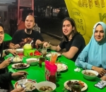 Gerai Rambut Ketika Sedang Makan