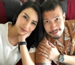 Senyum penuh kebahagiaan