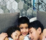 Momen saat rebahan bareng dan nikmati <i>quality time</i>