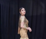 Anggun dalam gaun glamor