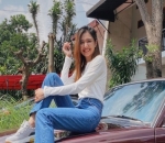 Berpose Di Atas Kap Mobil