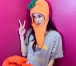 Potret imut dalam balutan topi wortel
