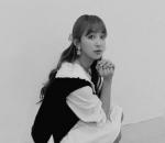 Pose imut dita yang bikin gemas