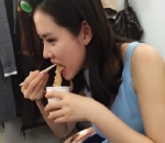 Lagi makan tetep cantik