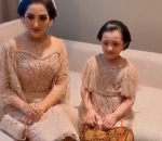 Mirip banget pas pakai kebaya dan sanggul