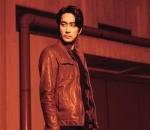 Gaya busana serba gelap saat jadi detektif di drama