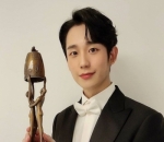 Berprestasi, Jung Hae In memenangkan piala penghargaan 
