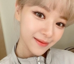 Jeongyeon kerap menampilkan senyum tipis