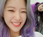 Momen Jeongyeon tertawa lebar