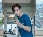 Potret <i>Mirror Selfie</i>