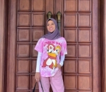 <i>Outfit</i> Sederhana Bikin Nostalgia