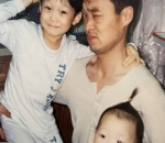 Potret Bobby kecil dengan ayah dan kakak