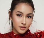 Sandrinna dengan gaya glamor