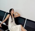 Solar tampil anggun dengan gaun 
