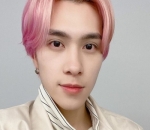Hendery dengan gaya poni belah tengah 