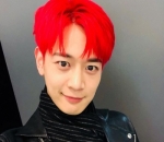 <i>Stunning</i> dengan rambut merah terang 