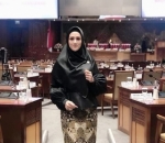 Anggun dalam balutan batik