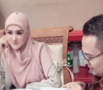 Anggun dalam pakaian syari
