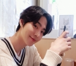 Pamer Senyum Manis