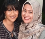 Pasangan ibu dan anak yang anggun