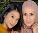 Senyum tipisnya sama-sama mempesona