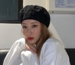 <i>Stunning</i> Dengan Topi Baret