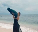 <i>Stunning</i> pemotretan dengan gaun warna hitam