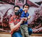 Momen akur denny dan darren pose jadi ultraman