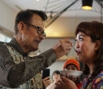 Jadi sosok suami romantis 
