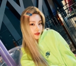 Yeji dalam balutan <i>outfit chic colorful</i>
