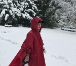 Tampil ala tokoh 'red riding hood'