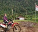Gahar saat naik motor trail