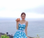 Super ceria dengan <i>dress</i> cerah