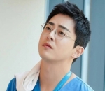 Potret ganteng saat jadi dokter di 'hospital Playlist'