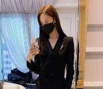 Elegan dengan busana serba hitam