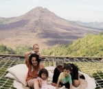 Dahlia ajak anak-anak <i>stay cation</i> atau liburan 