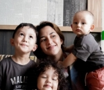 Dahlia telaten momong 