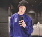 Gaya <i>cool</i> saat <i>mirror selfie</i>
