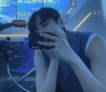 Potret <i>Mirror Selfie</i>