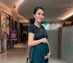 <i>Throwback</i> pamer <i>baby bump</i> 
